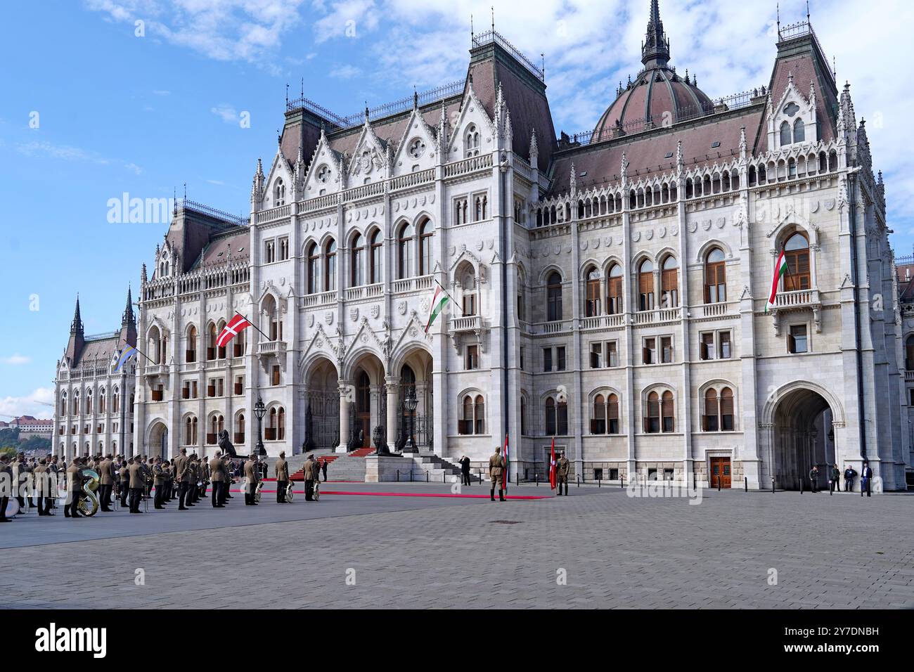 Bâtiment gothique du Parlement hongrois orné, avec cérémonie de la garde d'honneur militaire Banque D'Images