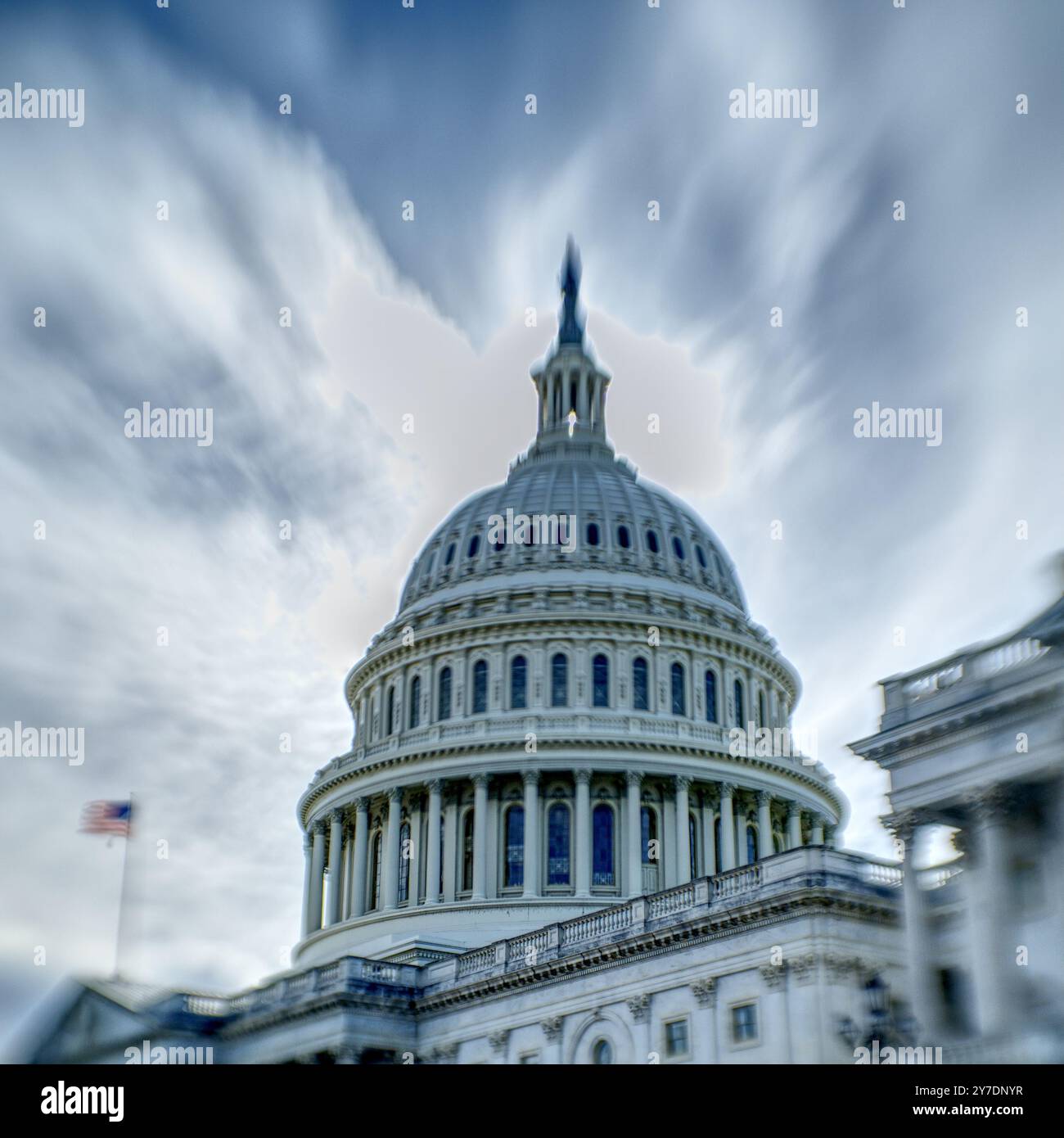 Le dôme du Capitole des États-Unis vu de l'avant est nouveau les escaliers descendant du Sénat. Banque D'Images