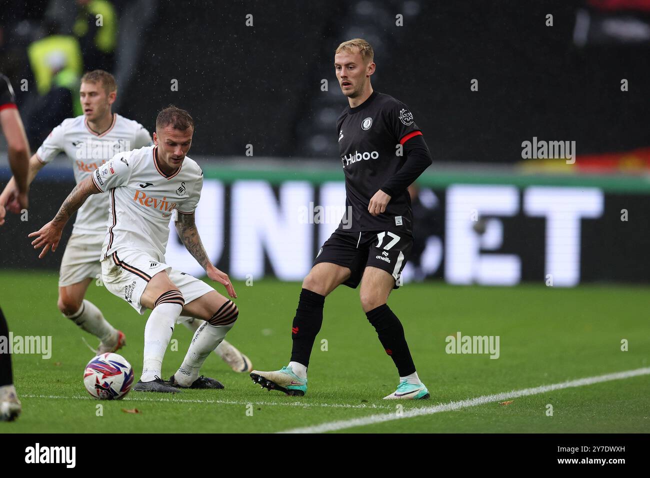 Swansea, Royaume-Uni. 29 septembre 2024. Mark Sykes de Bristol City (17) et Josh Tymon de Swansea City (l) en action. EFL Skybet championnat match, Swansea City v Bristol City au stade Swansea.com de Swansea, pays de Galles le dimanche 29 septembre 2024. Cette image ne peut être utilisée qu'à des fins éditoriales. Usage éditorial exclusif, photo par Andrew Orchard/Andrew Orchard photographie sportive/Alamy Live News crédit : Andrew Orchard photographie sportive/Alamy Live News Banque D'Images