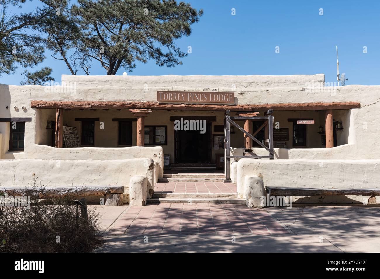 Comté de San Diego, Californie, États-Unis - 19 septembre 2024 : vue sur le bâtiment historique Torrey Pines Lodge qui sert maintenant de Torrey Pines State Na Banque D'Images