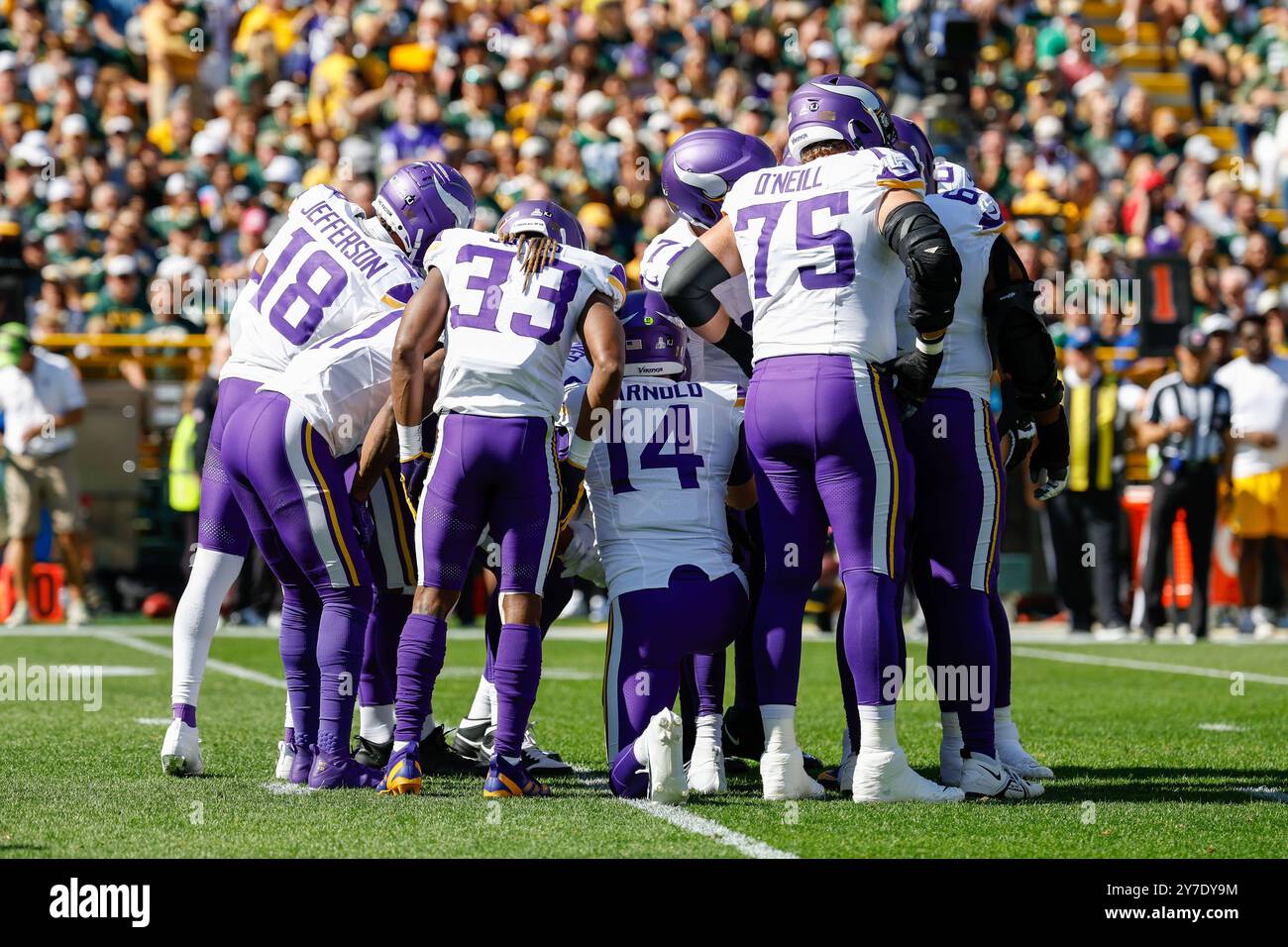 Green Bay, Wisconsin, États-Unis. 29 septembre 2024. Le quarterback Sam Darnold (14 ans) des Vikings du Minnesota, Aaron Jones (33 ans), le receveur Justin Jefferson (18 ans), l'offensive Tackle Brian O'Neill (75 ans), et le reste de l'offensive se blottit pendant le match de football de la NFL entre les Vikings du Minnesota et les Packers de Green Bay au lambeau Field à Green Bay, Wisconsin. Darren Lee/CSM/Alamy Live News Banque D'Images