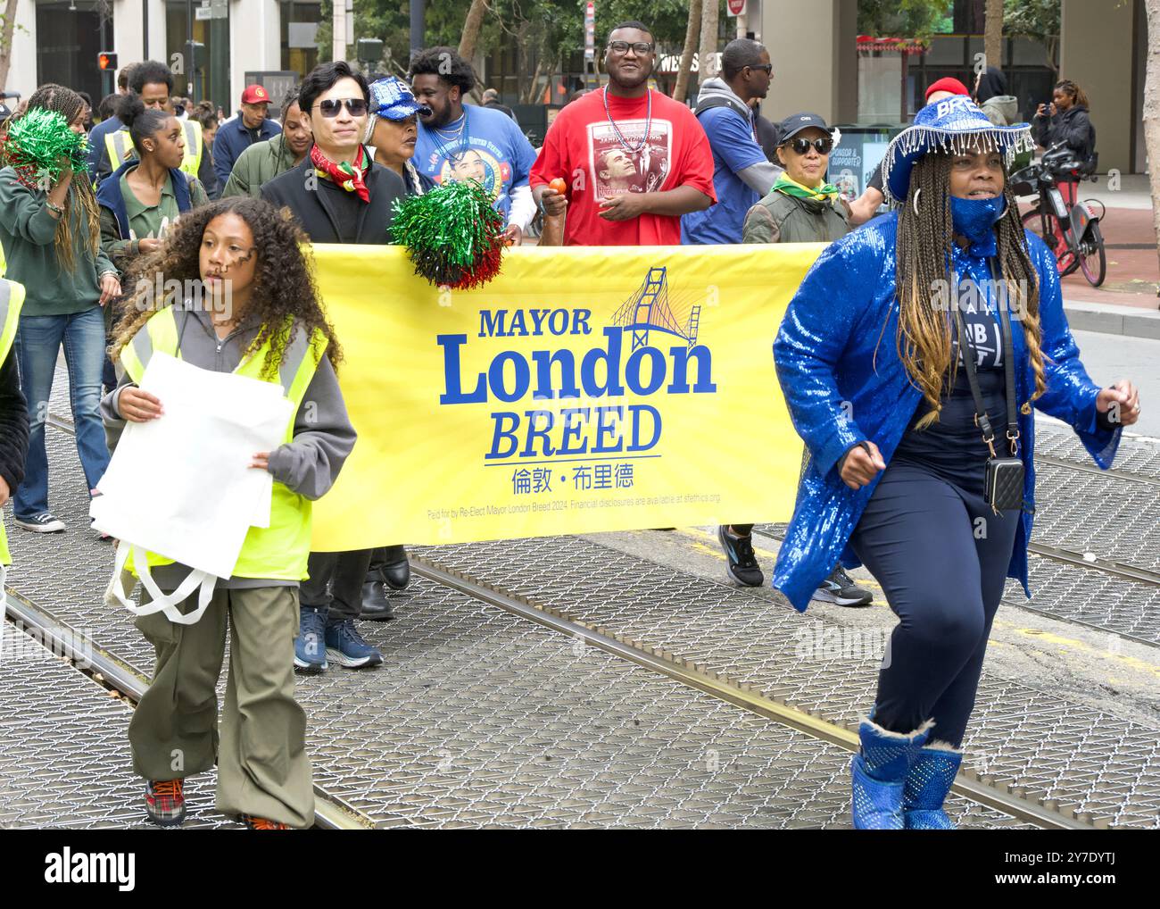 San Francisco, CA - 8 juin 2024 : participants non identifiés à la 2ème parade annuelle Junetenth dans la rue du marché. Supporters de London Breed Holding Banque D'Images