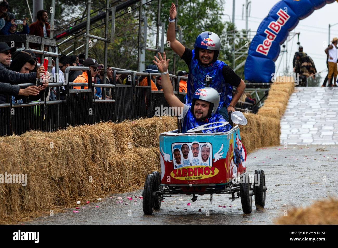 Bogota, Colombie. 29 septembre 2024. Course de voitures de boîte à savon lors de la course Red Bull Balineras une course de boîte à savon qui revient après 12 ans à Bogota, Colombie, le 29 septembre 2024. Photo par : MAPU H./long Visual Press crédit : long Visual Press/Alamy Live News Banque D'Images