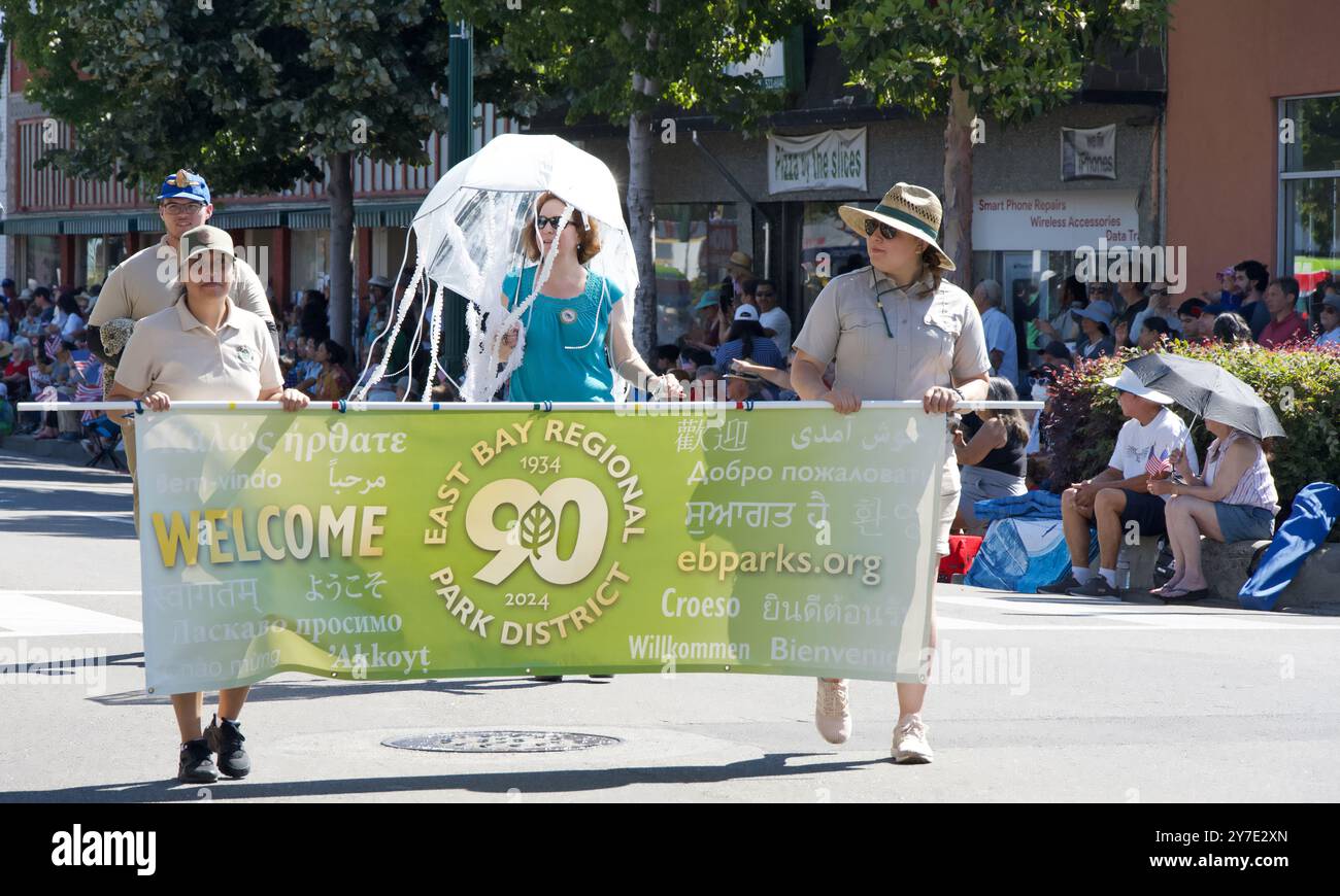 Alameda, CA - 4 juillet 2023 : participants au défilé d'Alameda du 4 juillet, l'un des plus grands et des plus longs défilés du jour de l'indépendance du pays. Banque D'Images