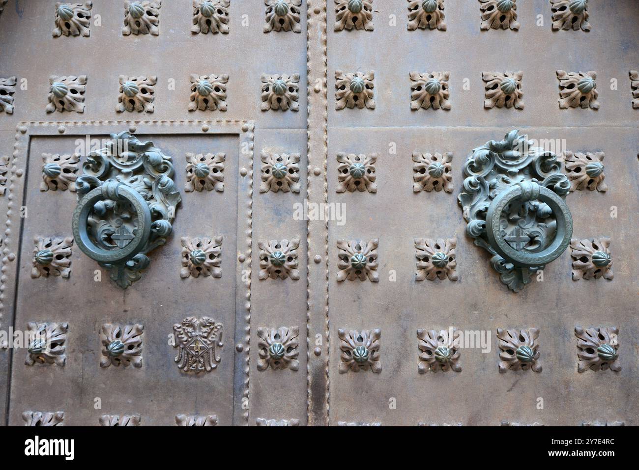 Une porte médiévale en acier cloutée dans le quartier gothique de Barcelone, Espagne. Banque D'Images