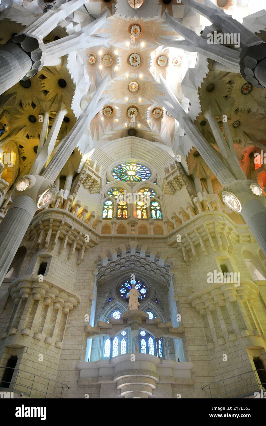 Le bel intérieur de la basilique de la Sagrada Familia à Barcelone, Spaain. Banque D'Images