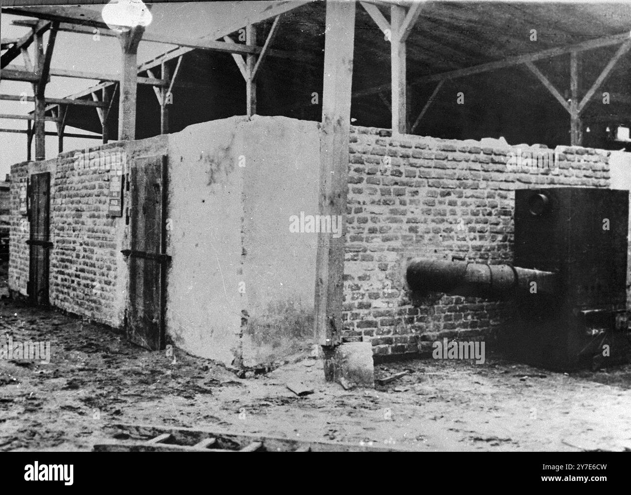 La face arrière d'une chambre à gaz à Majdanek. Le four à droite a été utilisé pour créer du monoxyde de carbone pour gazer les prisonniers. Majdanek était l'un des plus grands camps nazis. Utilisé à l'origine comme camp de travaux forcés, il a été largement utilisé comme centre d'extermination pendant l'occupation nazie de la Pologne. Il a été capturé presque intact et a été une source importante de preuves de la politique délibérée de génocide. Banque D'Images