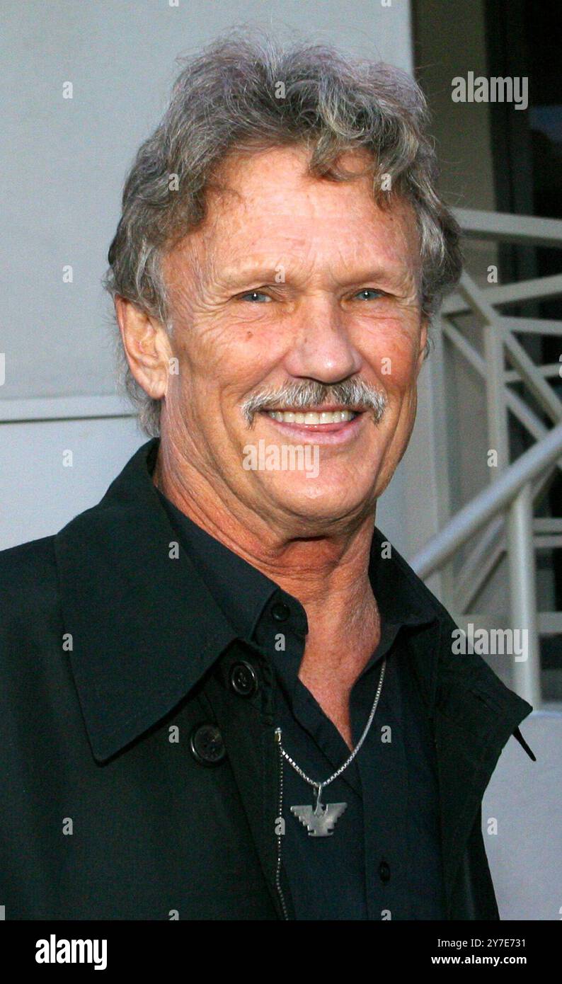 KRIS KRISTOFFERSON (22 juin 1936 - 28 septembre 2024), un érudit de Rhodes avec un style d'écriture de chansons avide et un charisme rugueux qui est devenu une superstar de la musique country et un acteur hollywoodien de liste, est mort à 88 ans. PHOTO : 15 avril 2002, Los Angeles, Californie, États-Unis : L'acteur KRIS KRISTOFFERSON à la première de 'Chelsea Walls'. (Crédit image : Robert Millard/ZUMAPRESS.com) USAGE ÉDITORIAL SEULEMENT! Non destiné à UN USAGE commercial ! Banque D'Images