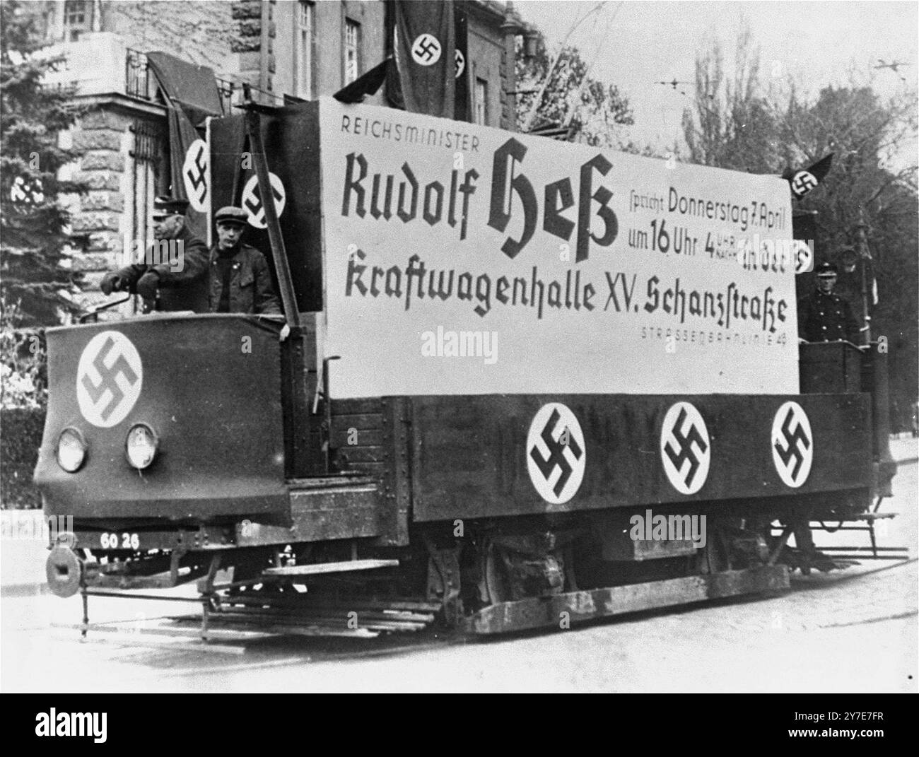 Un tramway orné de croix gammées et d'un grand panneau annonçant un discours prononcé à Vienne par le Reichsminister Rudoph Hess le 7 avril 1938, en soutien à l'Anschluss. Banque D'Images