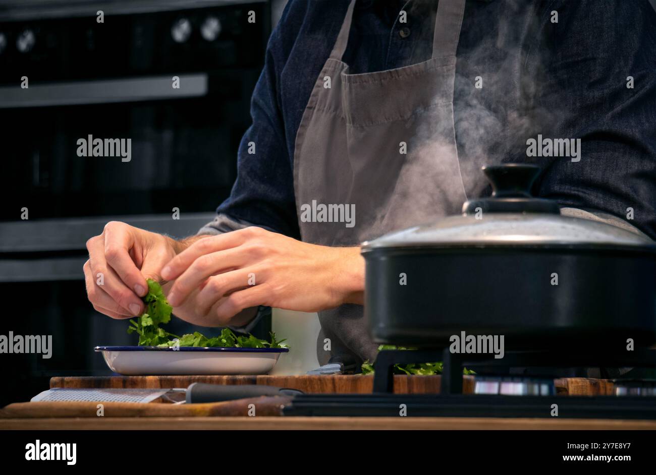 Chef cuisinant et préparant les ingrédients dans la cuisine du restaurant. Cuisinier professionnel et commerçant compétent dans la préparation des aliments. Banque D'Images