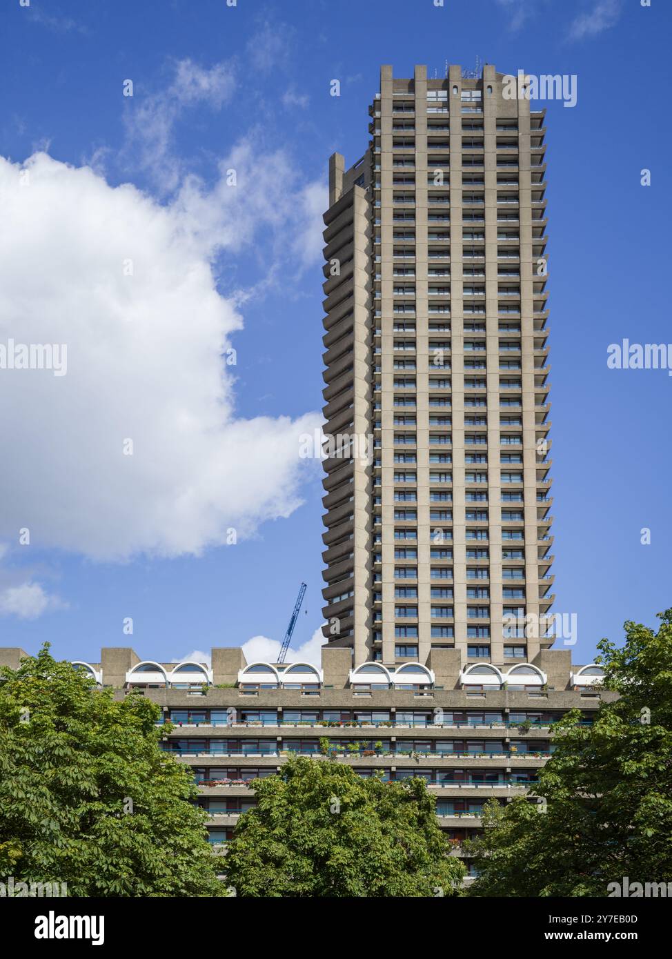 Barbican Estate London, tours résidentielles et jardin avec étang de paysage aquatique conçu dans un style brutaliste Banque D'Images