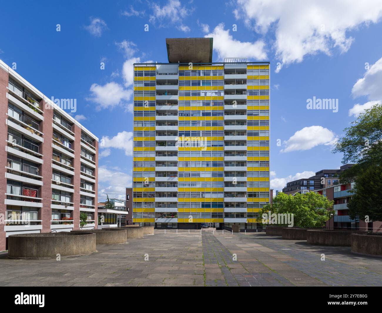 Le Golden Lane Estate est un complexe de logements du conseil municipal des années 1950 dans la ville de Londres conçu par les architectes Chamberlain, Powell et bon dans un style moderniste Banque D'Images