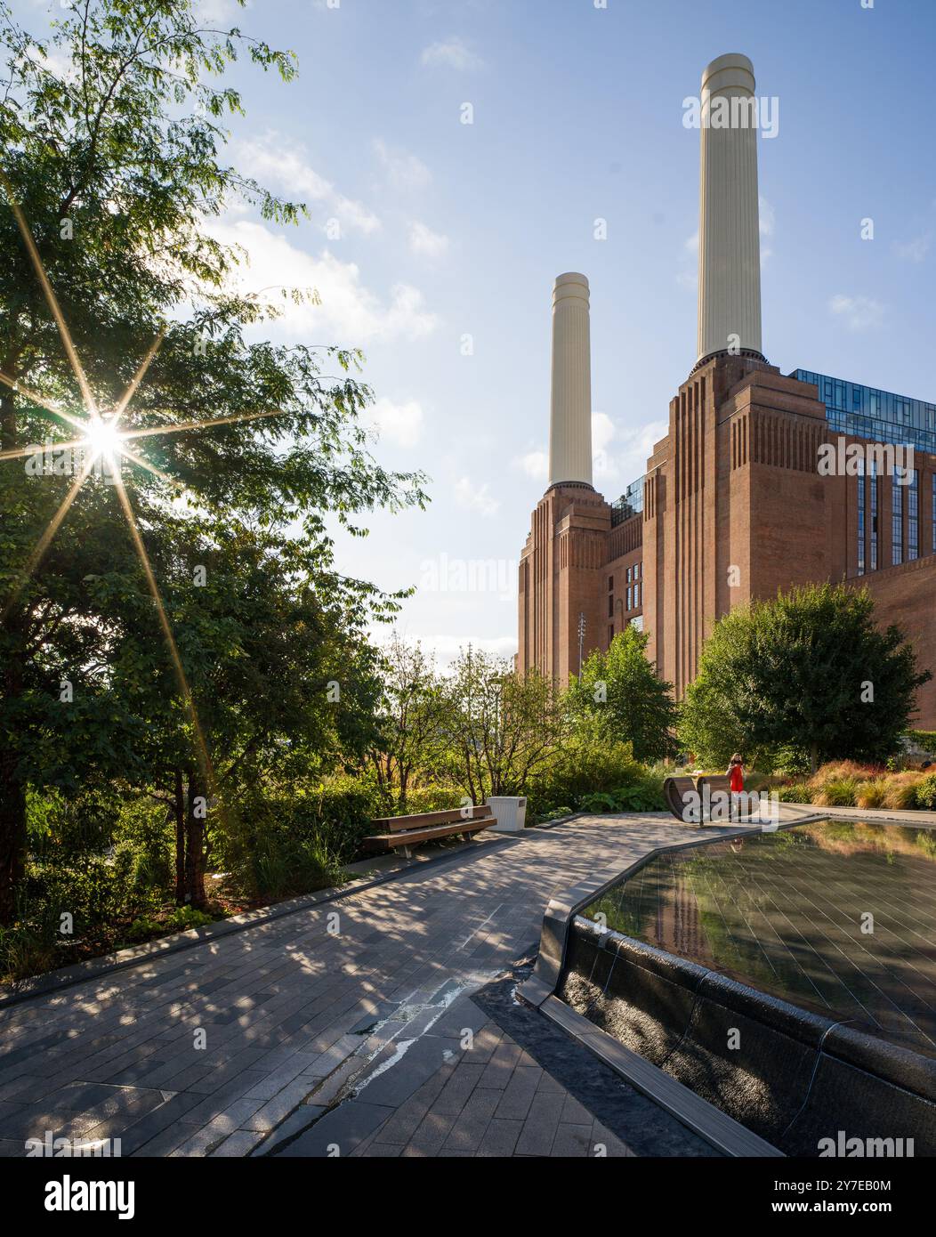 Battersea Power Station vue sur le jardin en été montrant le Royaume public Banque D'Images