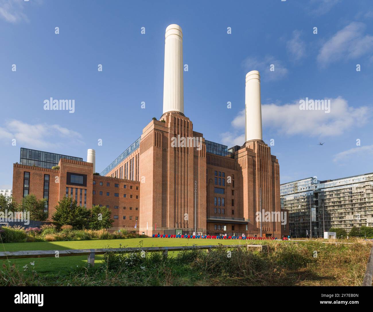 Battersea Power Station vue sur le jardin en été montrant le Royaume public Banque D'Images