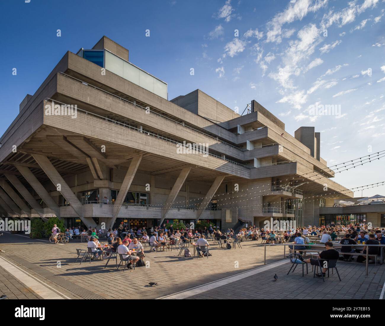 Le National Theatre est un lieu d'arts de la scène à Londres, conçu dans un style architectural brutaliste Banque D'Images