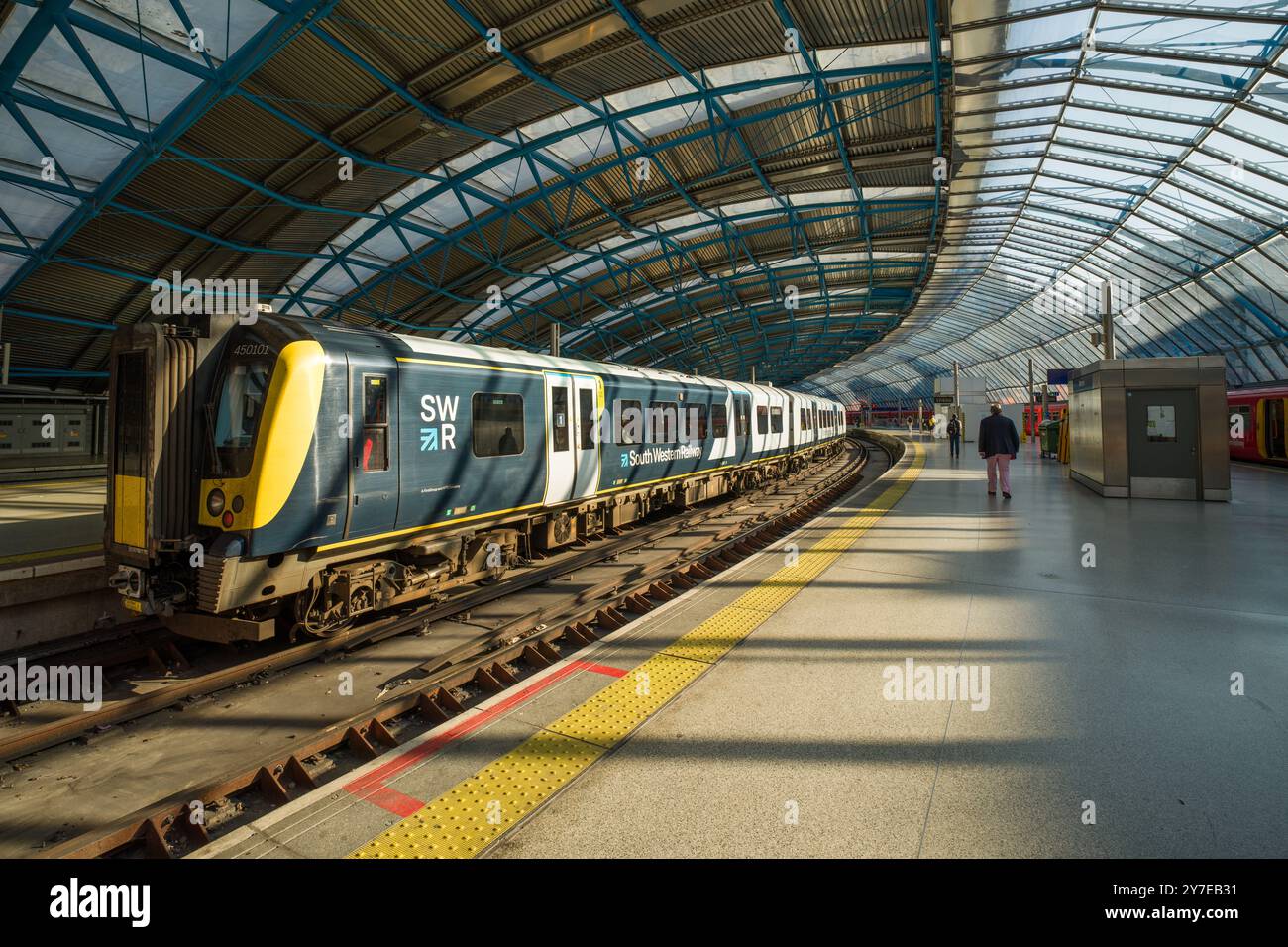 Intérieur de Waterloo Station London, montrant la plate-forme menant à la voie ferrée South West trains Banque D'Images