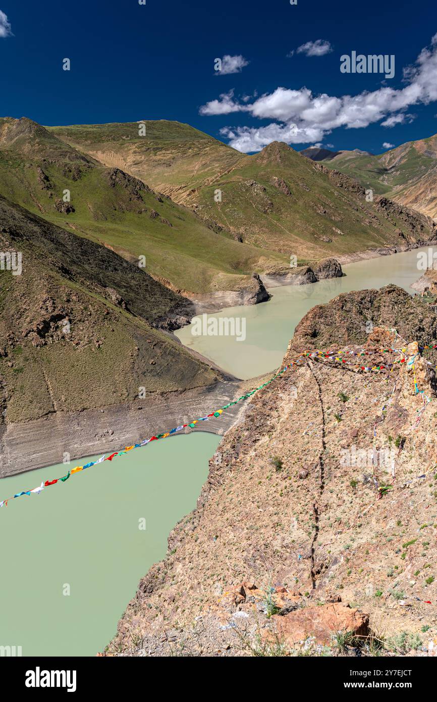 Belle vue depuis le col de Simi la près du réservoir de Manla, Tibet, ciel bleu Banque D'Images
