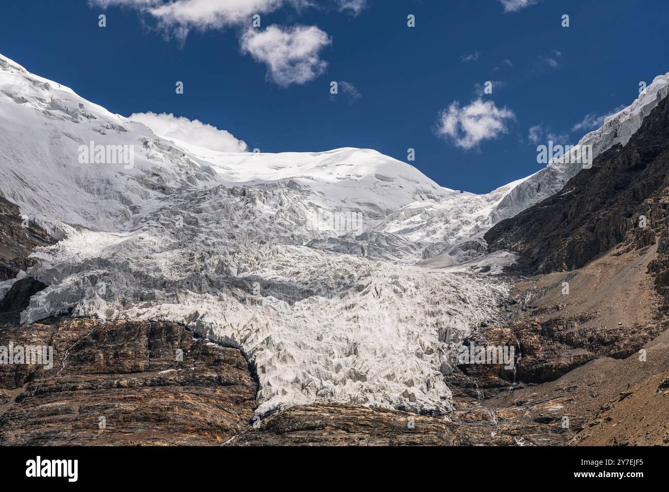 Le glacier Karola est l'un des plus beaux glaciers du Tibet. Il est situé entre la préfecture de Lhokha et la préfecture de Shigatse - Tibet Banque D'Images