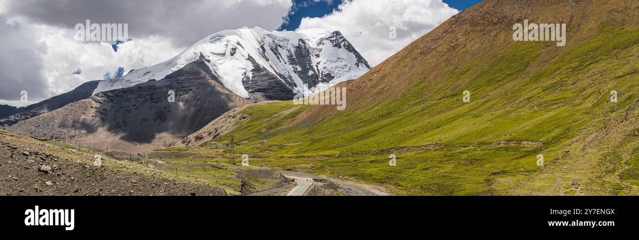 La vallée et les montagnes de l'Himalaya autour du glacier Karola, Tibet Banque D'Images