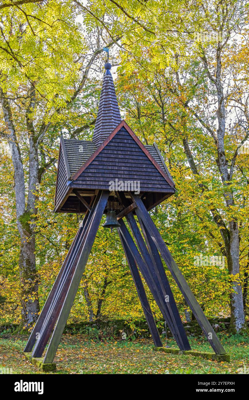 Clocher en bois avec bardeaux de bois dans un paysage d'automne Banque D'Images