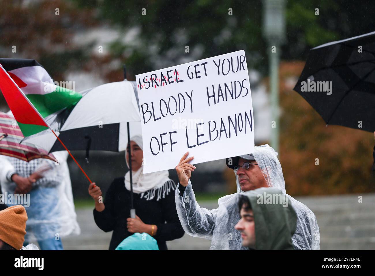 Harrisburg, États-Unis. 29 septembre 2024. Un manifestant tient une pancarte pendant le rassemblement « All Out for Lebanon » au Capitole de Pennsylvanie. Llah Charity et la Harrisburg Palestine Coalition ont organisé le rassemblement en réponse aux récentes attaques israéliennes contre le Liban. Crédit : SOPA images Limited/Alamy Live News Banque D'Images