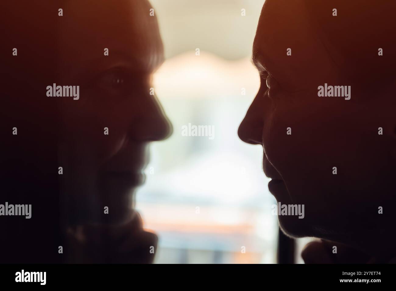 Concept de santé mentale et de bien-être mental, femme regardant son reflet dans le miroir, focalisation sélective Banque D'Images