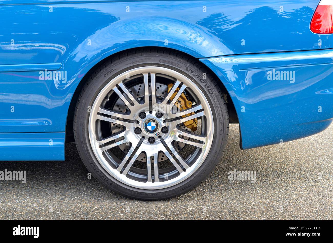 Côté et roue d'une BMW bleue Banque D'Images