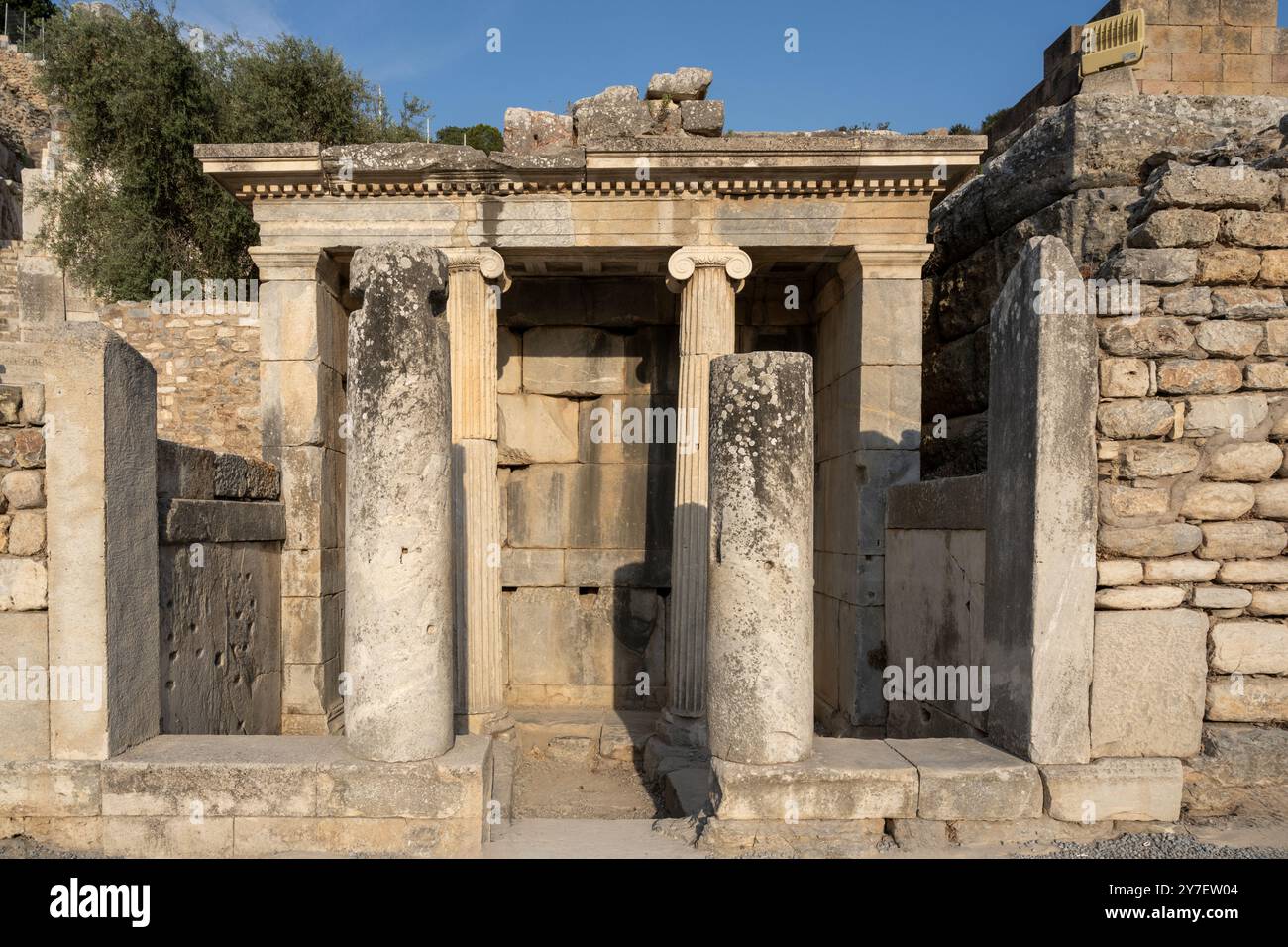 Bibliothèque Celsus dans l'ancienne ville d'Éphèse avec sa vue magnifique dans les musées de nuit Banque D'Images