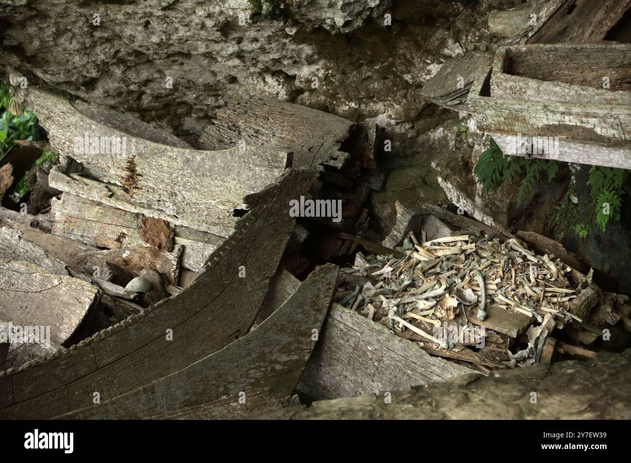 Lieu de sépulture traditionnel dans le village de Kete Kesu, au nord de Toraja, au sud de Sulawesi, en Indonésie. Banque D'Images