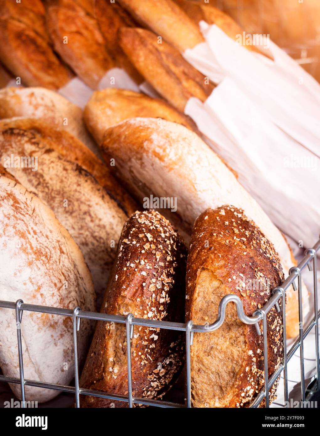 Pain - assortiment de pains artisanaux fraîchement cuits, notamment des baguettes et des petits pains. Le pain est un aliment de base qui fait partie intégrante du régime alimentaire de nombreuses cultures. Banque D'Images