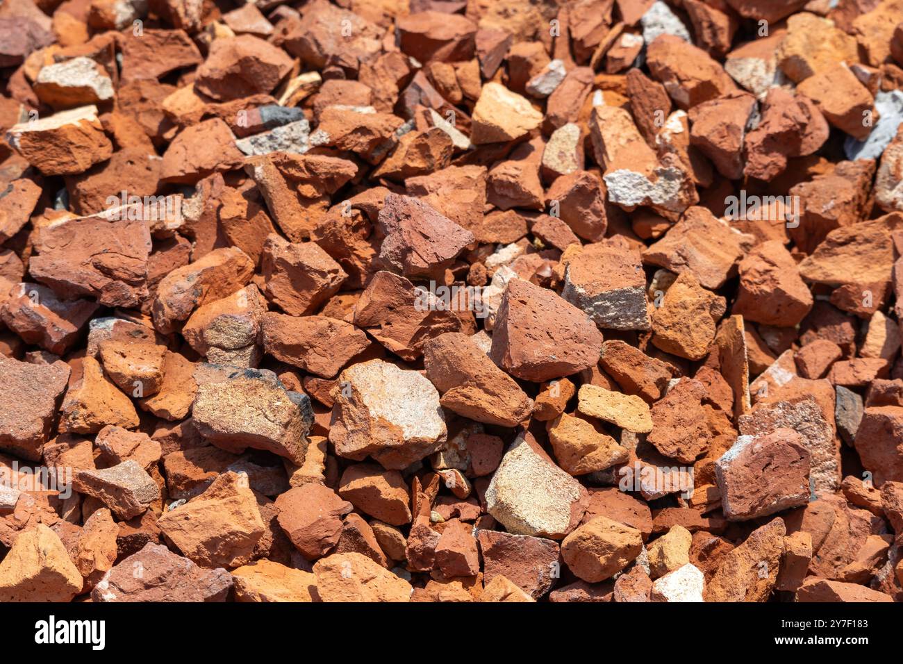 Petits morceaux de brique d'argile rouge ou de briques cassées fond. Ces copeaux, généralement fabriqués à partir de briques de piquet, utilisés dans le processus de coulée lors des inconvénients de construction Banque D'Images