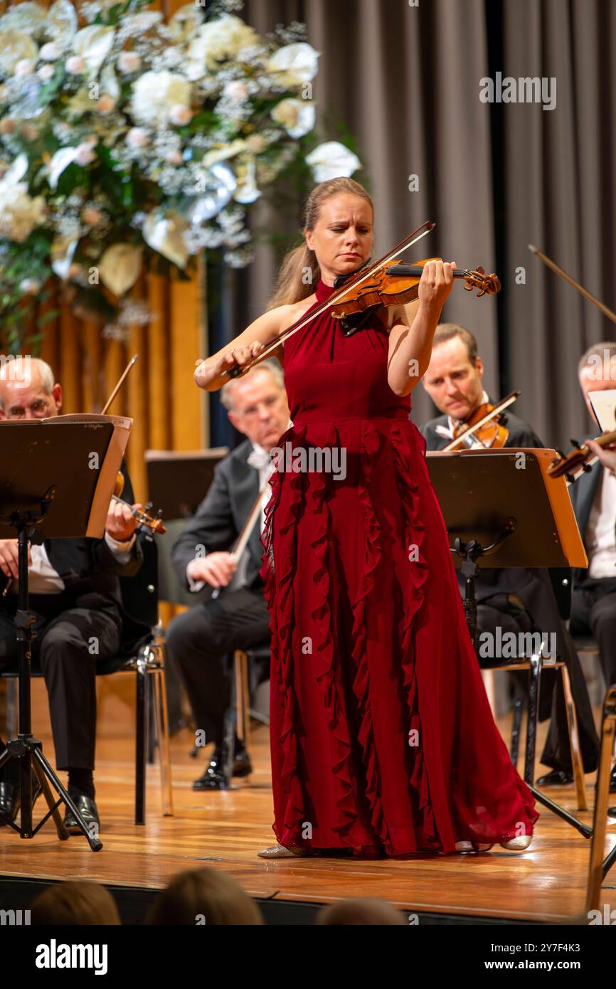 27.09.2024, internationales Festival der Klassischen Musik : Festival der Nationen 2024, im Kurhaus Bad Wörishofen im Unterallgäu, Festivaleröffnung mit Julia Fischer Violine Andrey Boreyko, dirigeant der Wiener Symphoniker. 27.09.2024, Klassikfestival Bad Wörishofen 27.09.2024, Klassikfestival Bad Wörishofen *** 27 09 2024, Festival international de musique classique des Nations 2024, Kurhaus Bad Wörishofen à Unterallgäu, ouverture du festival avec Julia Fischer violon Andrey Boreyko, chef d'orchestre de l'Orchestre symphonique de Vienne 27 09 2024, Festival de musique classique Bad Wörishofen 27 09 2 Banque D'Images