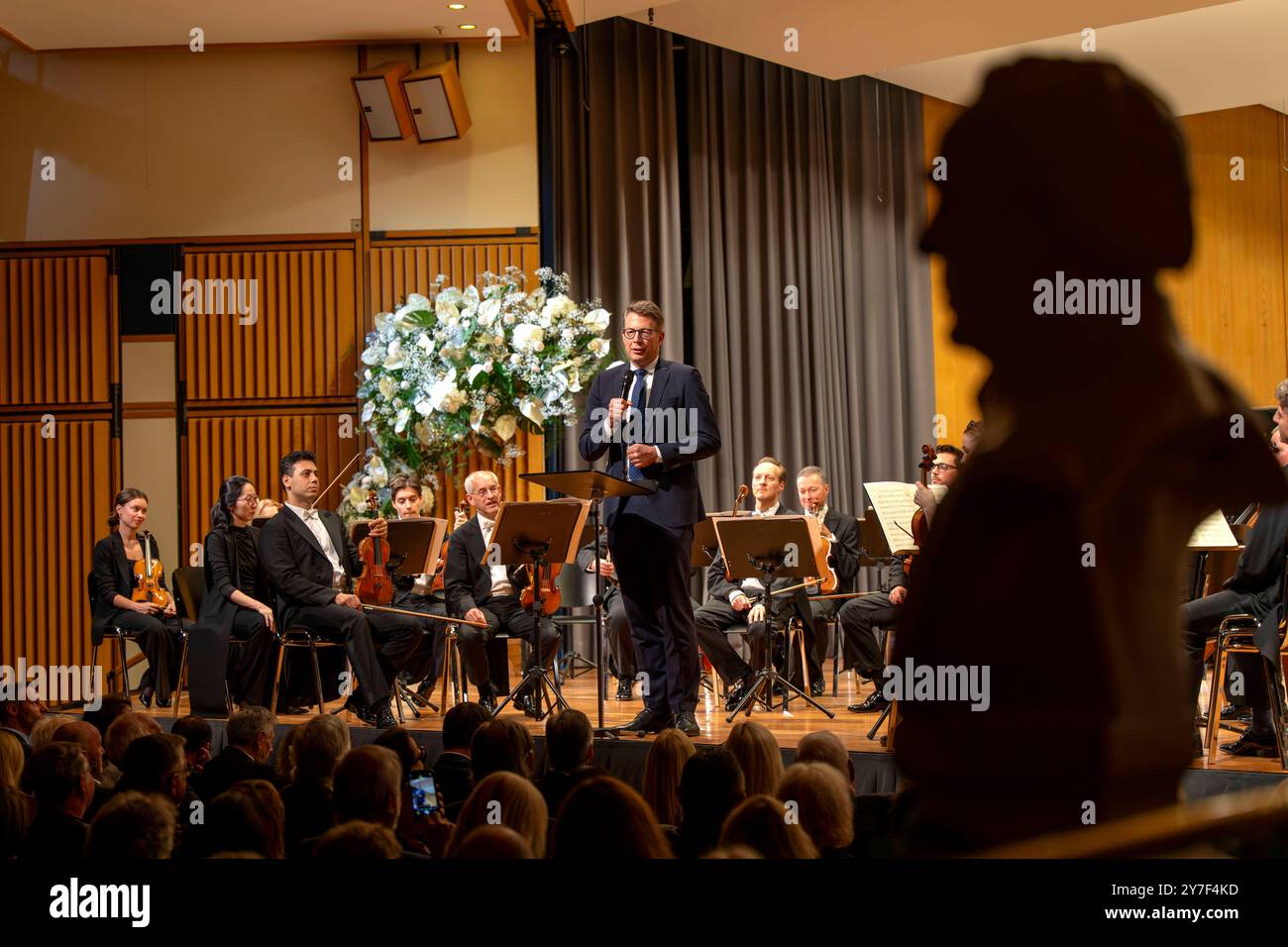 27.09.2024, internationales Festival der Klassischen Musik : Festival der Nationen 2024, im Kurhaus Bad Wörishofen im Unterallgäu, Festivaleröffnung mit Julia Fischer Violine Andrey Boreyko, dirigeant der Wiener Symphoniker. 27.09.2024, Klassikfestival Bad Wörishofen 27.09.2024, Klassikfestival Bad Wörishofen *** 27 09 2024, Festival international de musique classique des Nations 2024, Kurhaus Bad Wörishofen à Unterallgäu, ouverture du festival avec Julia Fischer violon Andrey Boreyko, chef d'orchestre de l'Orchestre symphonique de Vienne 27 09 2024, Festival de musique classique Bad Wörishofen 27 09 2 Banque D'Images