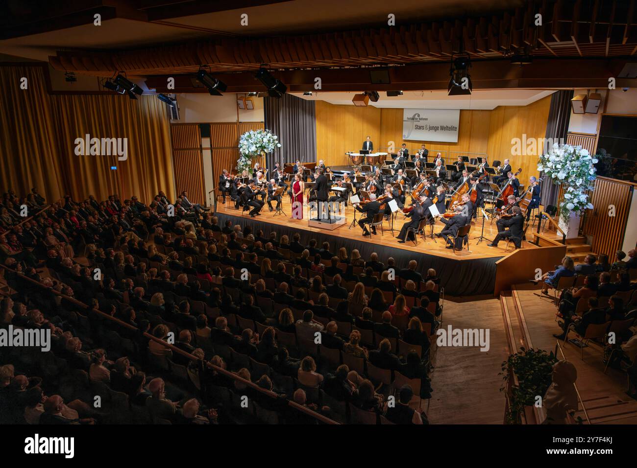 27.09.2024, internationales Festival der Klassischen Musik : Festival der Nationen 2024, im Kurhaus Bad Wörishofen im Unterallgäu, Festivaleröffnung mit Julia Fischer Violine Andrey Boreyko, dirigeant der Wiener Symphoniker. 27.09.2024, Klassikfestival Bad Wörishofen 27.09.2024, Klassikfestival Bad Wörishofen *** 27 09 2024, Festival international de musique classique des Nations 2024, Kurhaus Bad Wörishofen à Unterallgäu, ouverture du festival avec Julia Fischer violon Andrey Boreyko, chef d'orchestre de l'Orchestre symphonique de Vienne 27 09 2024, Festival de musique classique Bad Wörishofen 27 09 2 Banque D'Images