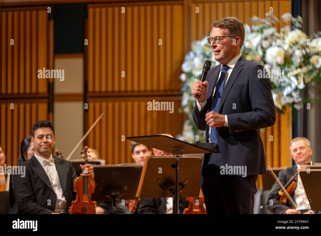 27.09.2024, internationales Festival der Klassischen Musik : Festival der Nationen 2024, im Kurhaus Bad Wörishofen im Unterallgäu, Festivaleröffnung mit Julia Fischer Violine Andrey Boreyko, dirigeant der Wiener Symphoniker. 27.09.2024, Klassikfestival Bad Wörishofen 27.09.2024, Klassikfestival Bad Wörishofen *** 27 09 2024, Festival international de musique classique des Nations 2024, Kurhaus Bad Wörishofen à Unterallgäu, ouverture du festival avec Julia Fischer violon Andrey Boreyko, chef d'orchestre de l'Orchestre symphonique de Vienne 27 09 2024, Festival de musique classique Bad Wörishofen 27 09 2 Banque D'Images