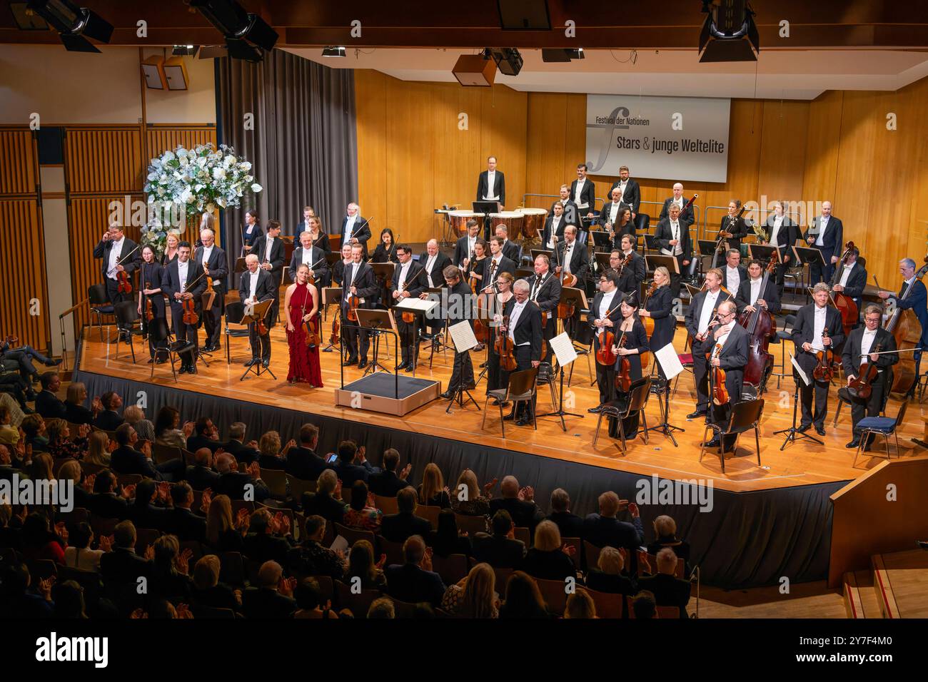 27.09.2024, internationales Festival der Klassischen Musik : Festival der Nationen 2024, im Kurhaus Bad Wörishofen im Unterallgäu, Festivaleröffnung mit Julia Fischer Violine Andrey Boreyko, dirigeant der Wiener Symphoniker. 27.09.2024, Klassikfestival Bad Wörishofen 27.09.2024, Klassikfestival Bad Wörishofen *** 27 09 2024, Festival international de musique classique des Nations 2024, Kurhaus Bad Wörishofen à Unterallgäu, ouverture du festival avec Julia Fischer violon Andrey Boreyko, chef d'orchestre de l'Orchestre symphonique de Vienne 27 09 2024, Festival de musique classique Bad Wörishofen 27 09 2 Banque D'Images