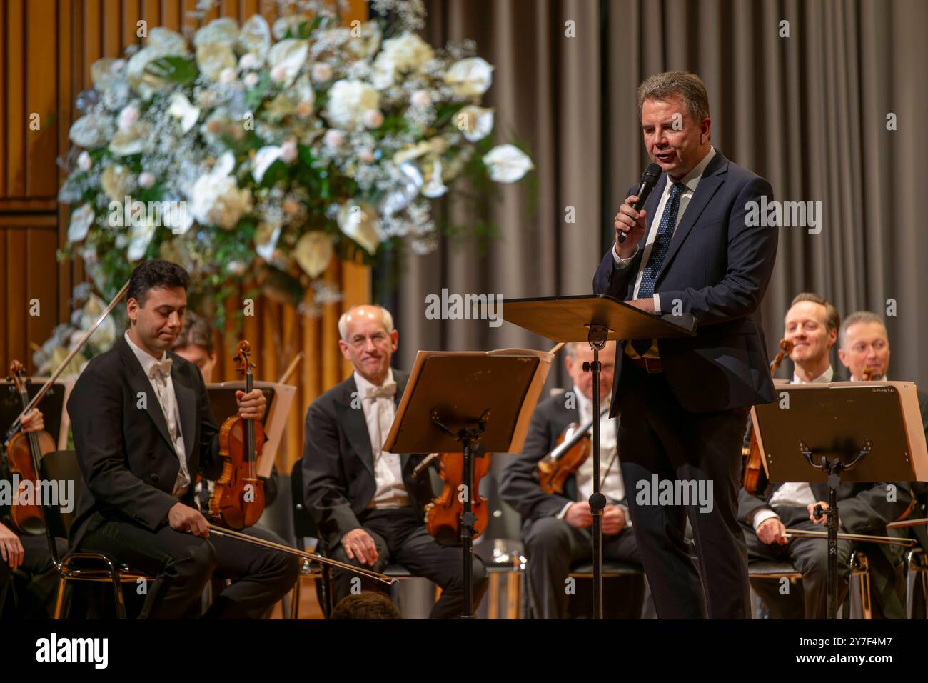 27.09.2024, internationales Festival der Klassischen Musik : Festival der Nationen 2024, im Kurhaus Bad Wörishofen im Unterallgäu, Festivaleröffnung mit Julia Fischer Violine Andrey Boreyko, dirigeant der Wiener Symphoniker. 27.09.2024, Klassikfestival Bad Wörishofen 27.09.2024, Klassikfestival Bad Wörishofen *** 27 09 2024, Festival international de musique classique des Nations 2024, Kurhaus Bad Wörishofen à Unterallgäu, ouverture du festival avec Julia Fischer violon Andrey Boreyko, chef d'orchestre de l'Orchestre symphonique de Vienne 27 09 2024, Festival de musique classique Bad Wörishofen 27 09 2 Banque D'Images
