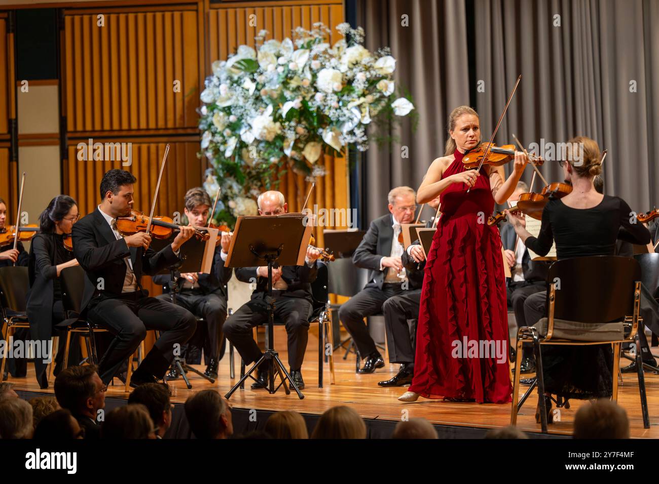 27.09.2024, internationales Festival der Klassischen Musik : Festival der Nationen 2024, im Kurhaus Bad Wörishofen im Unterallgäu, Festivaleröffnung mit Julia Fischer Violine und die Wiener Symphoniker. 27.09.2024, Klassikfestival Bad Wörishofen 27.09.2024, Klassikfestival Bad Wörishofen *** 27 09 2024, Festival international de musique classique des Nations 2024, Kurhaus Bad Wörishofen à Unterallgäu, ouverture du festival avec Julia Fischer violon et l'Orchestre symphonique de Vienne 27 09 2024, Festival de musique classique Bad Wörishofen 27 09 2024, Festival de musique classique Bad Wörishofen Banque D'Images