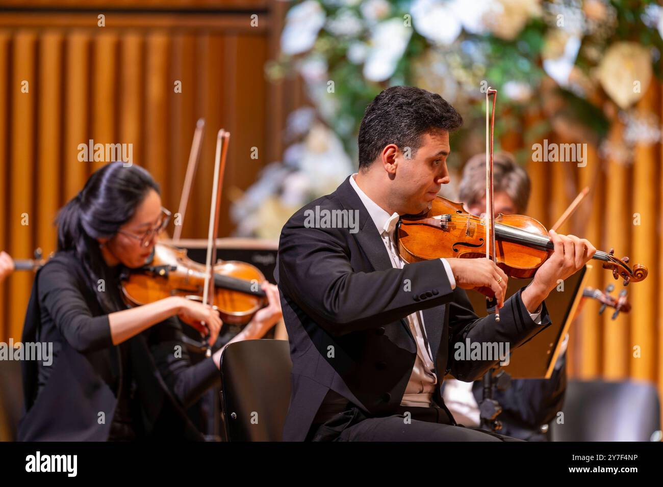 27.09.2024, internationales Festival der Klassischen Musik : Festival der Nationen 2024, im Kurhaus Bad Wörishofen im Unterallgäu, Festivaleröffnung, ein Geiger der Wiener Symphoniker. 27.09.2024, Klassikfestival Bad Wörishofen 27.09.2024, Klassikfestival Bad Wörishofen *** 27 09 2024, Festival international de musique classique des Nations 2024, au Kurhaus Bad Wörishofen à Unterallgäu, ouverture du festival, un violoniste de l'Orchestre symphonique de Vienne 27 09 2024, Festival de musique classique Bad Wörishofen 27 09 2024, Festival de musique classique Bad Wörishofen Banque D'Images