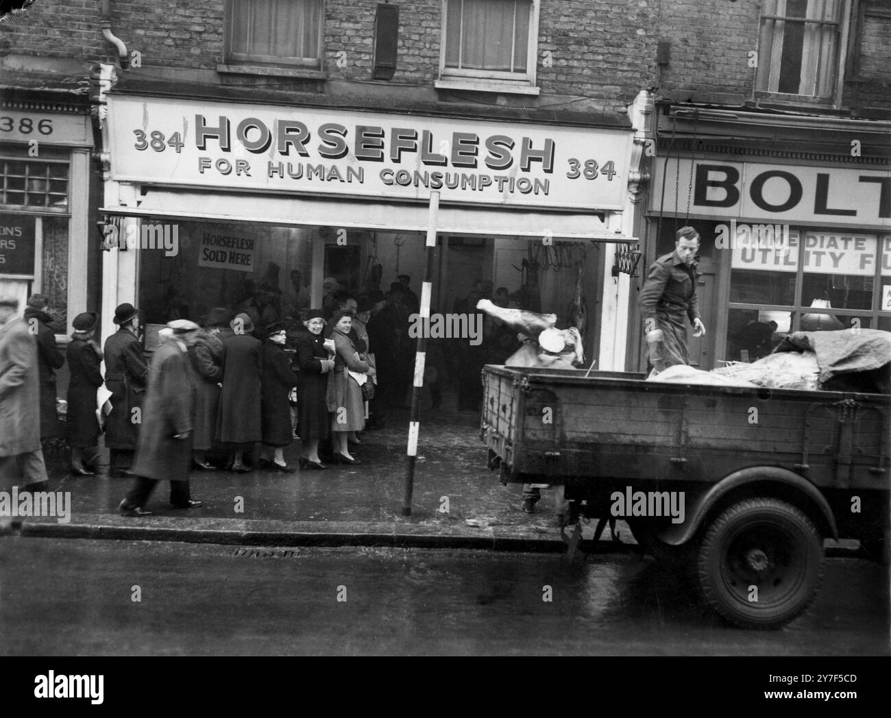 La queue des Londoniens pour la chair de cheval dans l'impossibilité d'obtenir leurs rations de viande du week-end, en raison de la grève des transports, les Londoniens ont fait la queue ce matin pour la chair de cheval devant un magasin à Brixton. 11 janvier 1947 Banque D'Images