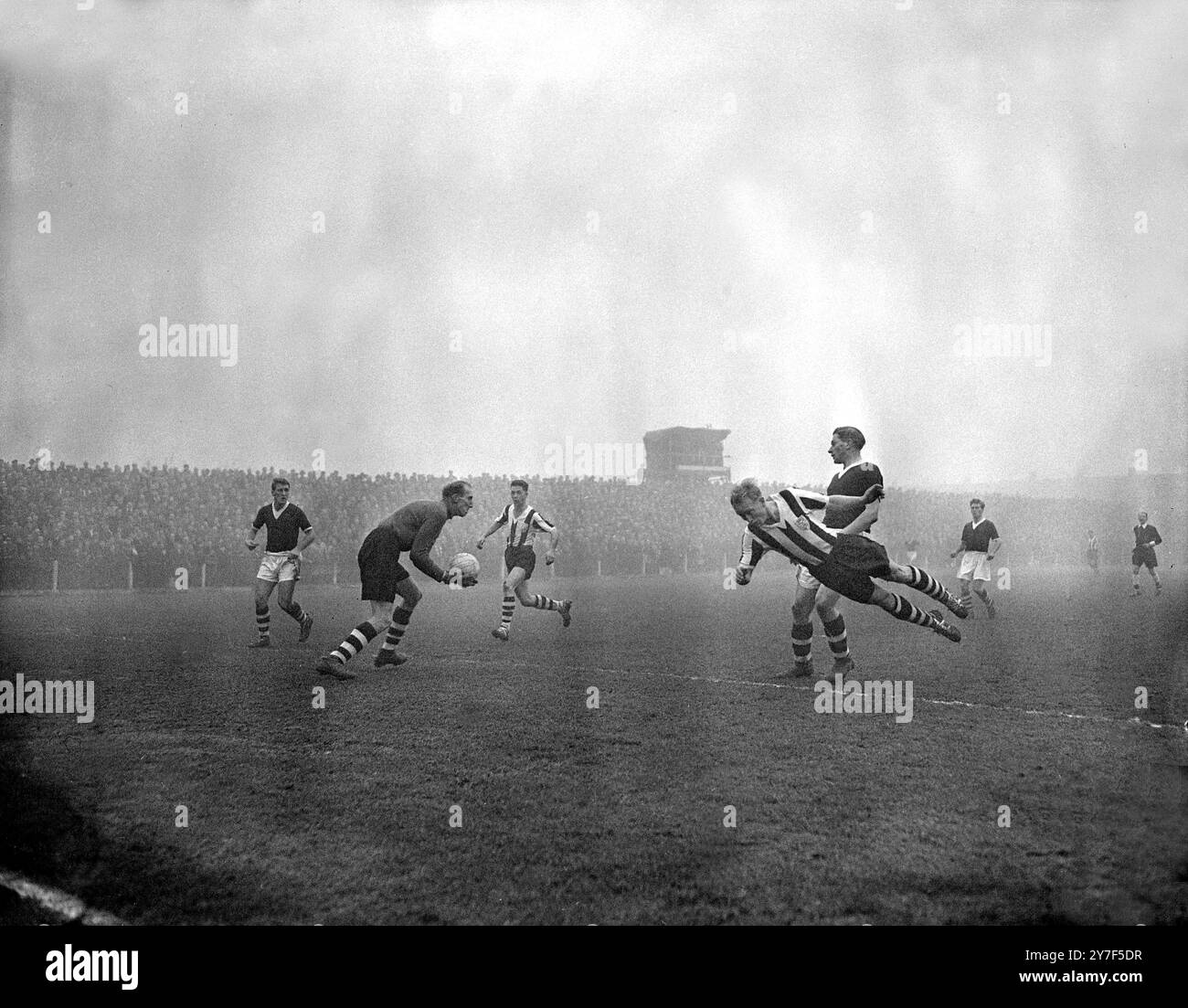 Tête en forme de fusée au but par Paddy Hasty centre devant Tooting & Mitcham United lors de la deuxième manche de la FA Cup match contre Northampton Town. Le gardien de Northampton est Elvy. 6 décembre 1958. Banque D'Images