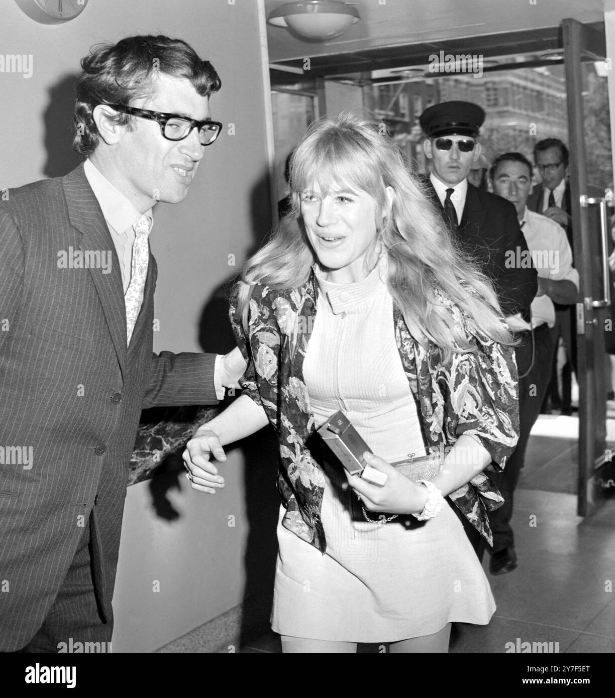 Marianne Faithfull petite amie du chanteur des Rolling Stones Mick Jagger lors d'une conférence de presse que Jagger a donnée à Soho après que lui et Keith Moon aient été libérés des peines de prison pour drogue par le Lord Chief Justice Lord Parker et les tribunaux. 1er juillet 1967 Banque D'Images
