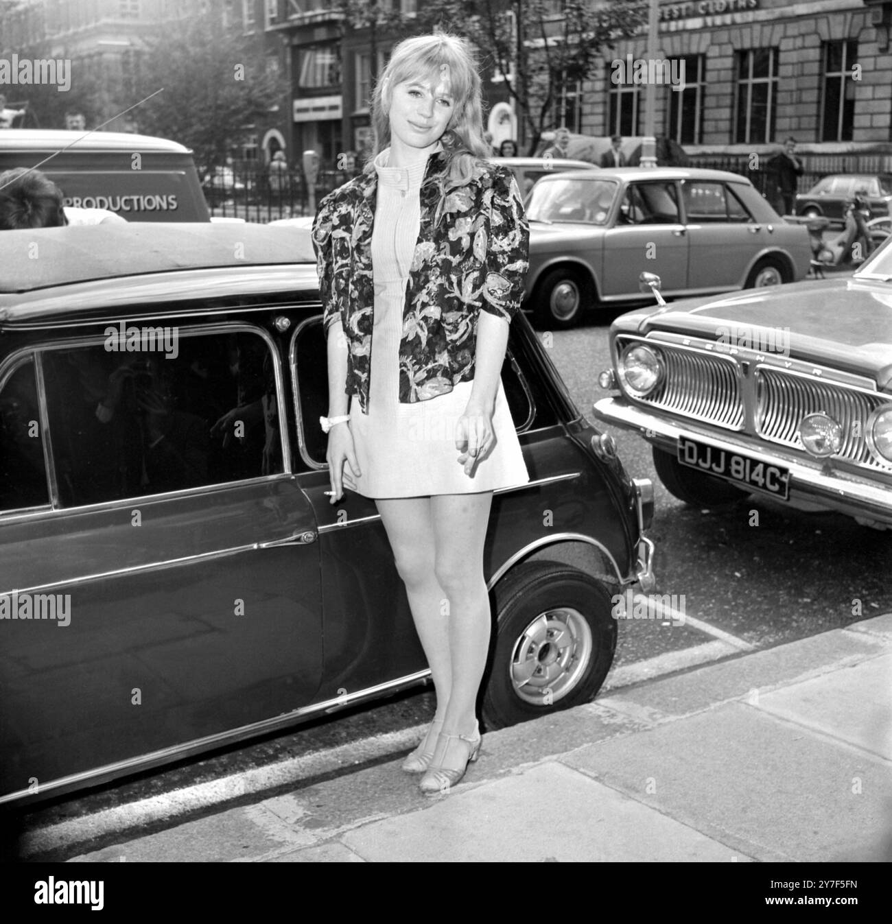 Marianne Faithfull petite amie du chanteur des Rolling Stones Mick Jagger lors d'une conférence de presse que Jagger a donnée à Soho après que lui et Keith Moon aient été libérés des peines de prison pour drogue par le Lord Chief Justice Lord Parker et les tribunaux. 1er juillet 1967 Banque D'Images