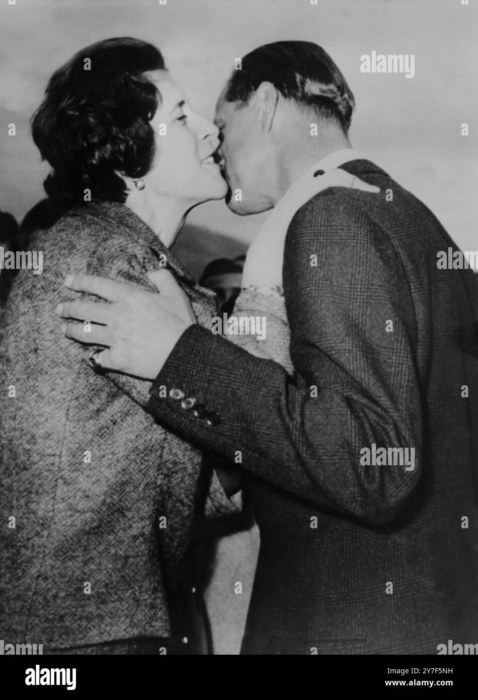 Bienvenue frère Philippe la Princesse Sophie de Hanovre accueille son frère avec un baiser à l'aéroport d'Athènes l'après-midi du 15 décembre 1961. Son frère est SAR le prince Philip, duc d'Édimbourg, mari de SM la reine Elizabeth II, qui est allé par avion spécial pour saluer le roi Paul de Grèce pour son soixantième anniversaire. Le prince Philippe n'a pas pu se rendre à Athènes le 14 décembre en raison d'engagements antérieurs. 17 décembre 1961 Banque D'Images