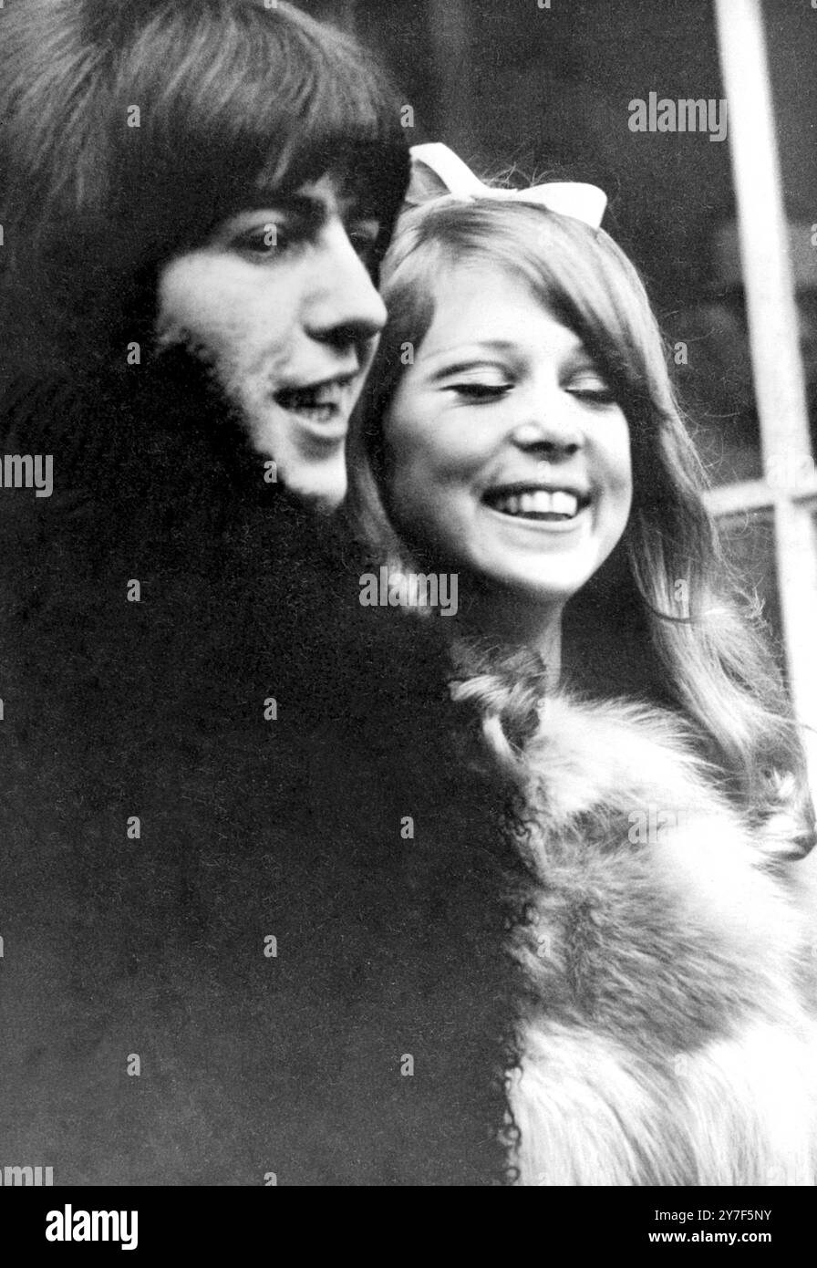 George Harrison photographié ensemble lors de leur mariage secret au bureau d'enregistrement d'Epsom pour le modèle Patti Boyd 21 janvier 1966 Banque D'Images