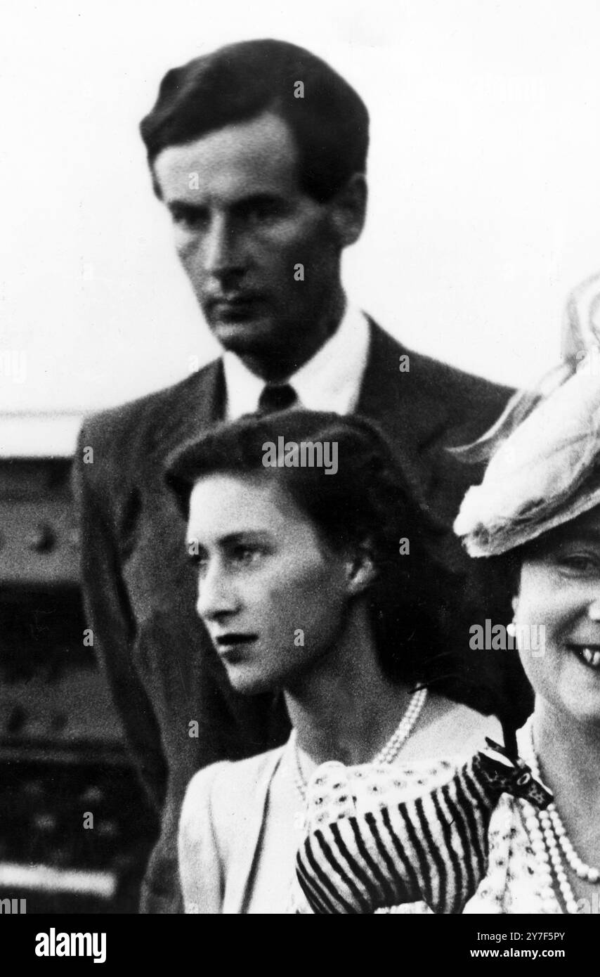 La princesse et le pilote L'affectation du capitaine de groupe Peter Townsend, jusqu'à récemment écuyer au palais de Buckingham, à l'ambassade britannique à Bruxelles, a une fois de plus attiré l'attention sur l'avenir de la princesse Margaret, âgée de 22 ans. Au cours des dernières années, son nom a été lié à un certain nombre d'hommes «éligibles» - dont beaucoup se sont mariés depuis - mais jamais auparavant il n'y a eu un match aussi probable pour la princesse que l'ancien pilote de la bataille d'Angleterre âgé de 38 ans. Beaucoup de gens, cependant, sont contre le mariage, car le capitaine du groupe Townsend était la partie innocente dans un divorce et il a reçu le c Banque D'Images