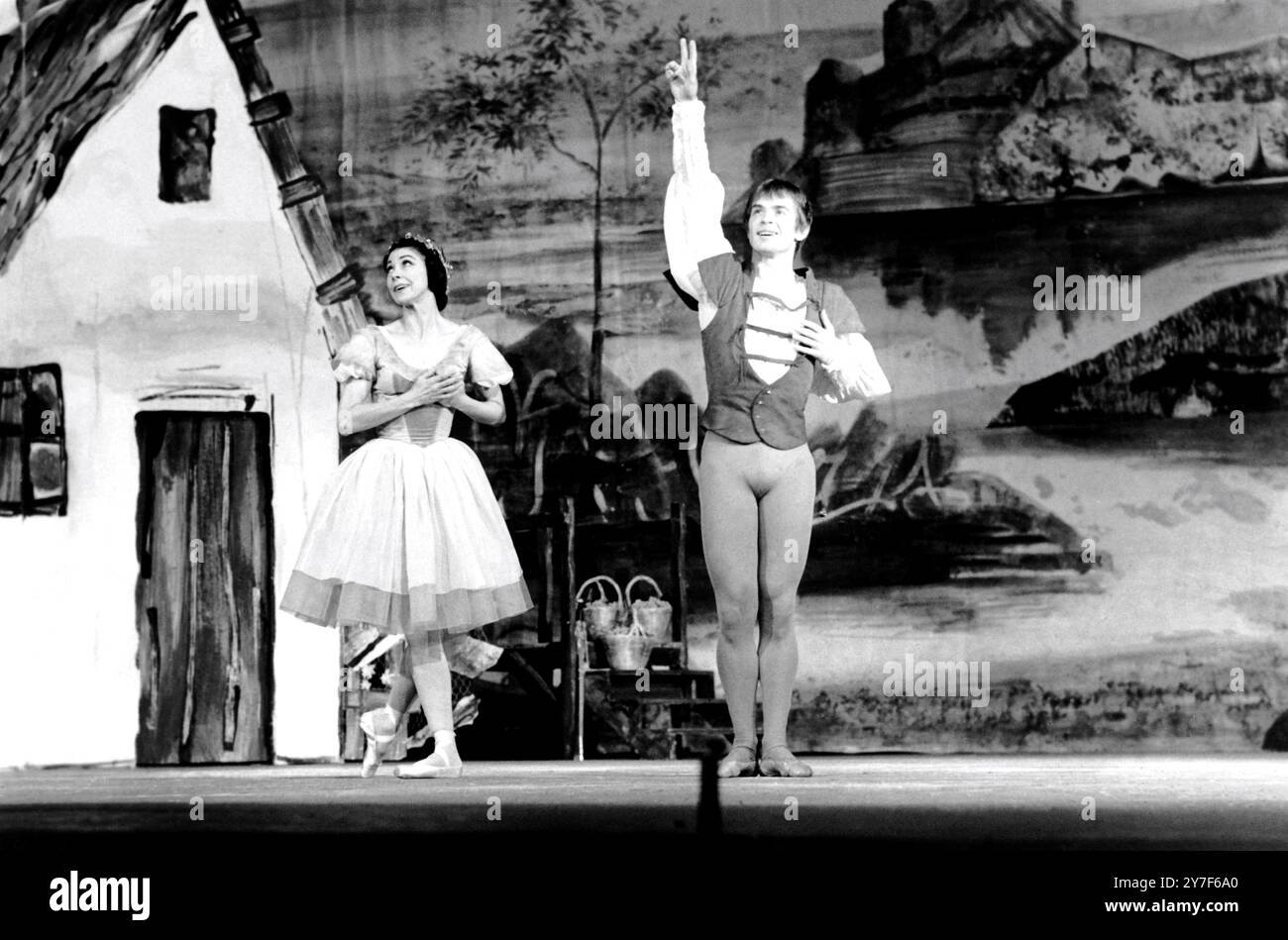 Dame Margot Fonteyn et Rudolph Nureyev vus lors des répétitions du ballet Giselle, de St Georges et Théopile Gautir qui a eu sa première représentation au théâtre de l'ouest, Berlin Ouest hier soir lors d'une représentation du Ballet australien le 1er décembre 1965 Banque D'Images