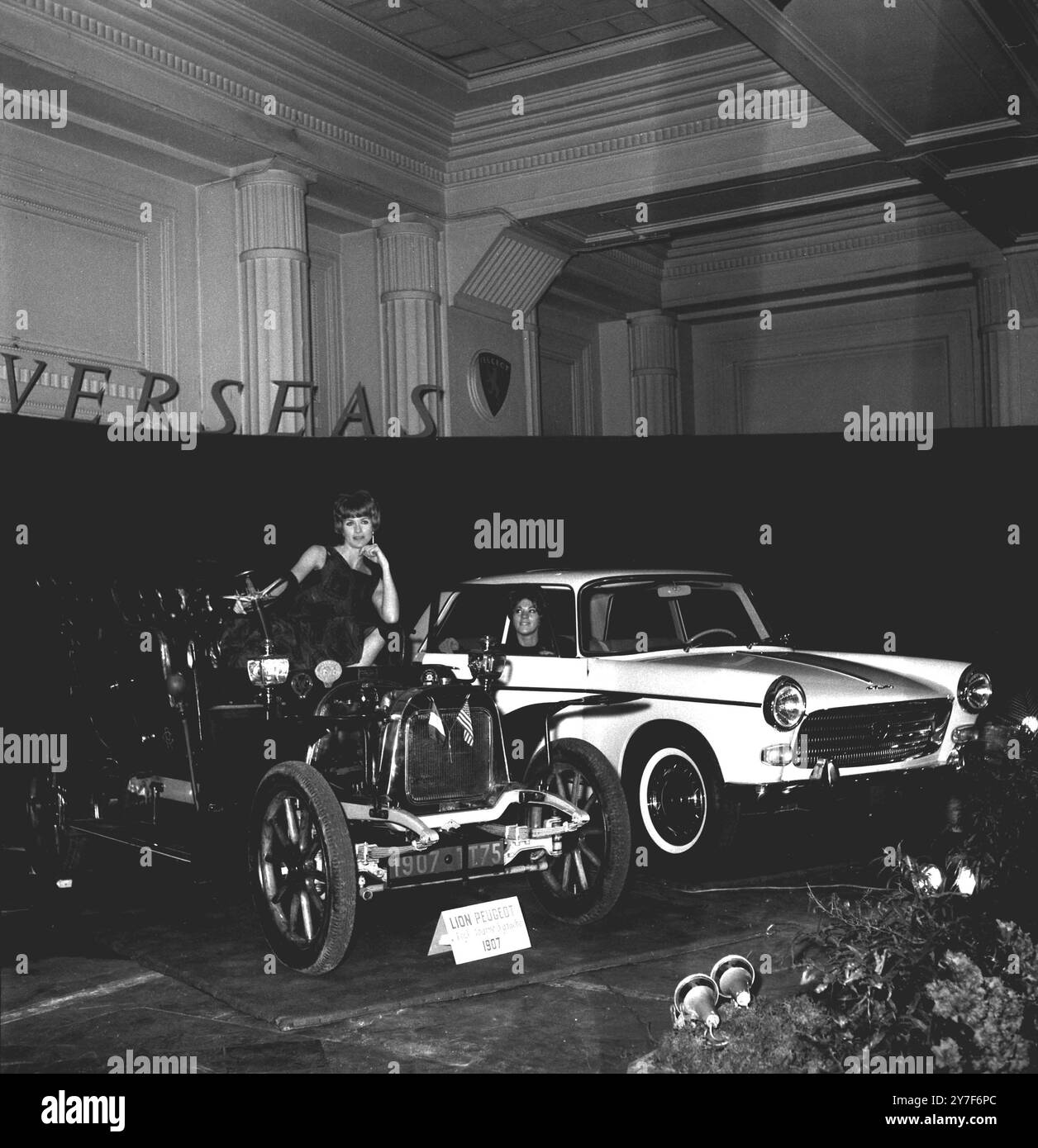 Paris : on y expose ici une voiture Peugeot 404 spécialement conçue, réservée au marché américain, que l’on voit en comparaison avec une Peugeot Lion 1907 qui a un moteur monocylindre et une vitesse de pointe de 20 mph le 7 avril 1961 Banque D'Images