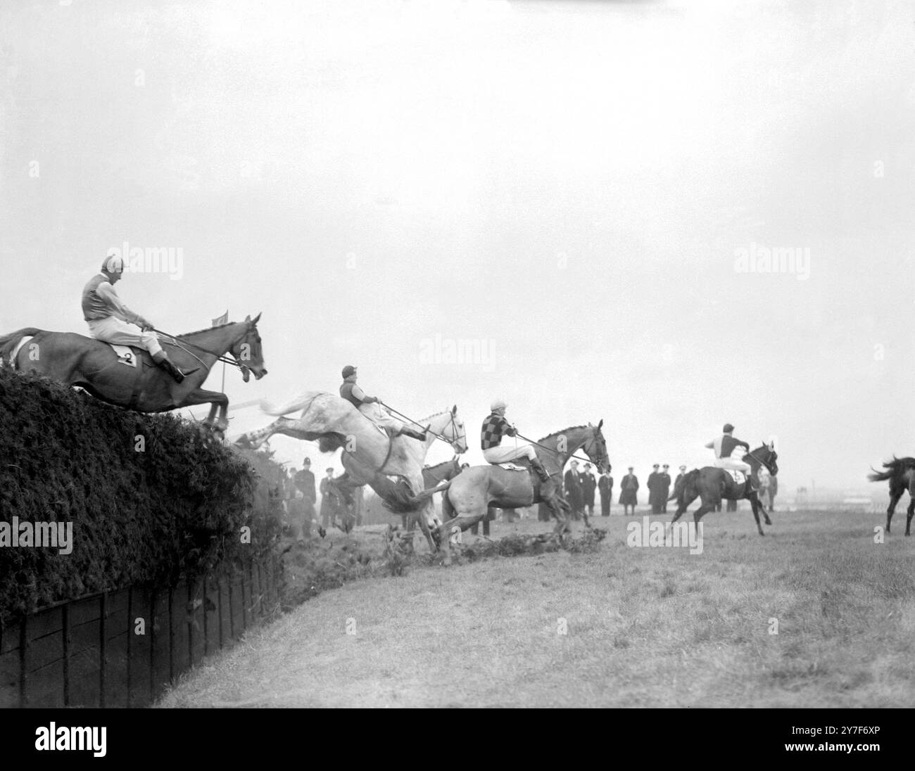 Royal Tan monté par Bryan Marshall (No.2) saute Beechers Brook avec Tudor Line (numéro 9) monté par G Slack Grand National 1954 Banque D'Images