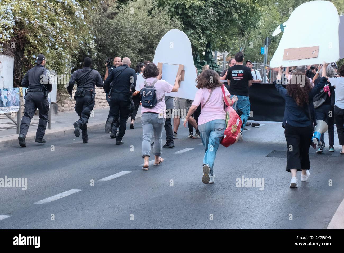 Jérusalem, Israël. 30 septembre 2024. Alors que Rosh Hashanah, le nouvel an juif, approche - qui devrait commencer au coucher du soleil le 2 octobre 2024 - les familles et les partisans de 101 otages israéliens détenus à Gaza franchissent un périmètre de sécurité près de la résidence du premier ministre Netanyahou pour protester. Ils exigent la libération et la réunification de leurs proches, affichant des pancartes avec des portraits d'otages aux côtés d'images du Cabinet de sécurité de Netanyahu étiqueté «Cabinet de la mort». La manifestation fait suite à l'attaque du Hamas du 7 octobre 2023, qui comprenait un barrage de roquettes massif et des hommes armés infiltrant Israël, ce qui a entraîné Banque D'Images